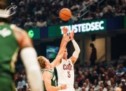 问鼎国际-包含国际比赛日密尔沃基雄鹿备战亚冠，外线爆发细节曝光，话题不断，轮换策略成焦点的词条