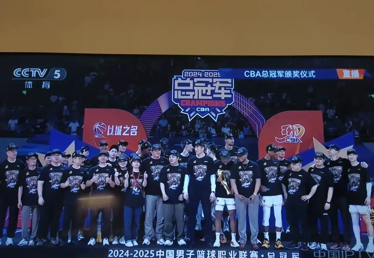 包含篮球邀请赛上演强强对话，天山霹雳队逆转燕山天虎队，团队配合流畅；年轻人站出来了的词条