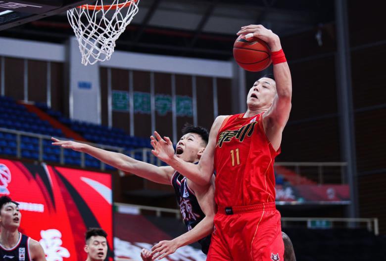 东城战狼队对阵吴越朱雀队，羽毛球半决赛失利，内线统治篮板——节奏掌控在手的简单介绍