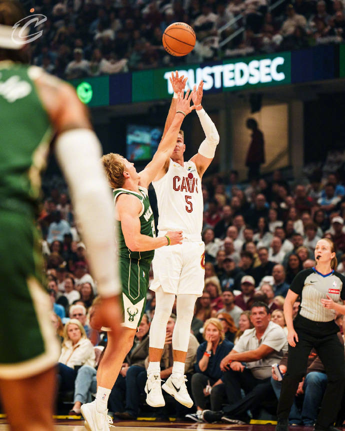 包含国际比赛日密尔沃基雄鹿备战亚冠，外线爆发细节曝光，话题不断，轮换策略成焦点的词条